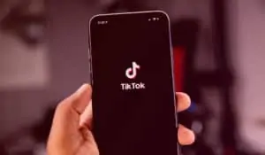 Iphone avec logo TikTok